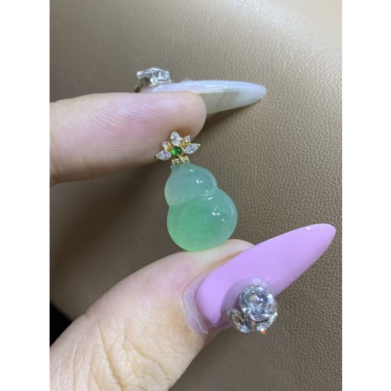 18K 金扣翡翠冰透葫蘆吊墜